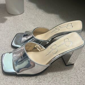 Silver heels open heel
Brand: Jessica Simpson
Size: 5.5M /36
New without tag